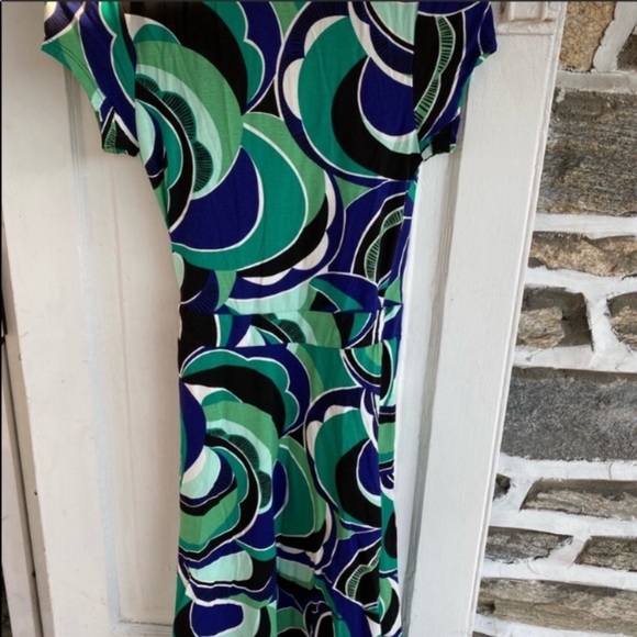 H&M blue and green midi wrap dress op art Swirly geometric print
NWT size 4
NWT - Picture 2 of 4